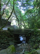 発心公園の裏手にかかる石橋…