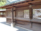 神社社殿同様、囲む木塀の美しさ。…