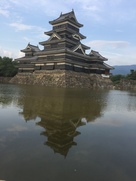 水面に映る逆さ松本城…