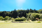 東氏館跡庭園と篠脇城遠景…