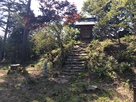 二の丸の土塁の上にある祠…