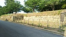 現存する内堀の西側の石垣…