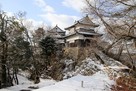 雪化粧の備中松山城、後曲輪からの二重櫓と…