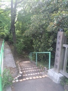 熊野神社北側の城址碑…
