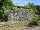 上野城跡碑から右手に続く石垣…