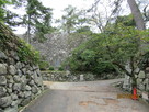 松坂城跡碑と石垣…