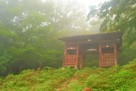 霧に霞む石踏の段跡…