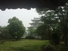 模擬天守を北側の日本庭園から…