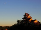 夕日を浴びた岡山城…