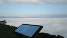本丸跡から見る雲海を有子山城の説明板を入…