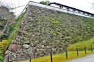 藤兵衛丸石垣と旧山里倉庫（西側）…