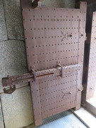 穴蔵の鉄板張りの門扉…