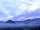 朝靄に浮かぶ苗木城跡…