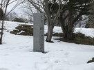 雪に埋もれた史跡碑…