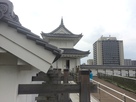 東側から見た富士見櫓と市役所庁舎…