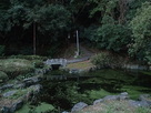 津屋公園 登城口と池…