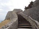 階段と三の曲輪城門跡…