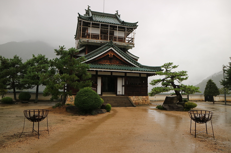 雨の中の模擬天守