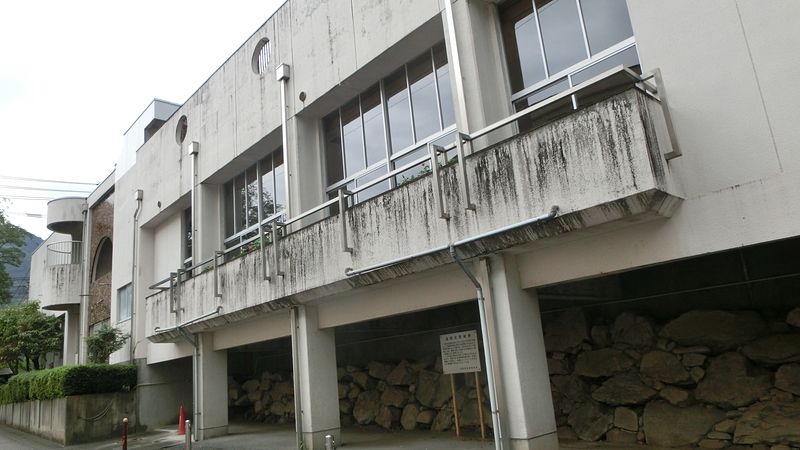 石垣(建物の下敷きに･･)