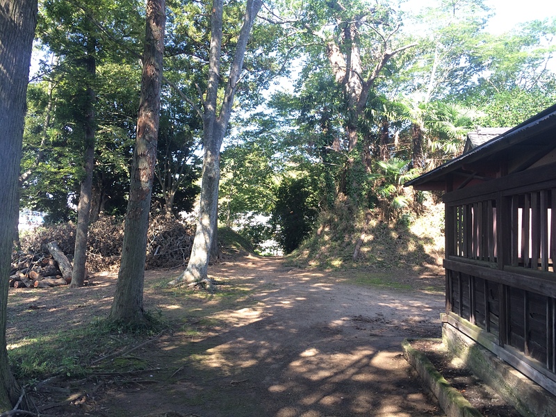鹿島神社北西部の土塁欠損部