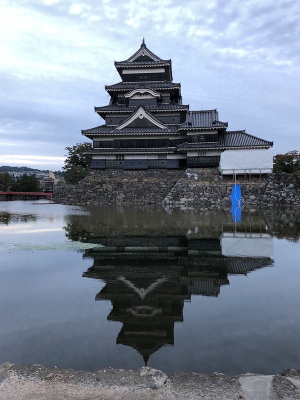 塗替え工事中の松本城(全体像)