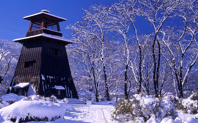 雪景色と鐘楼