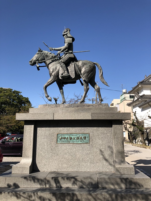 戸田氏鉄公銅像 (横から)