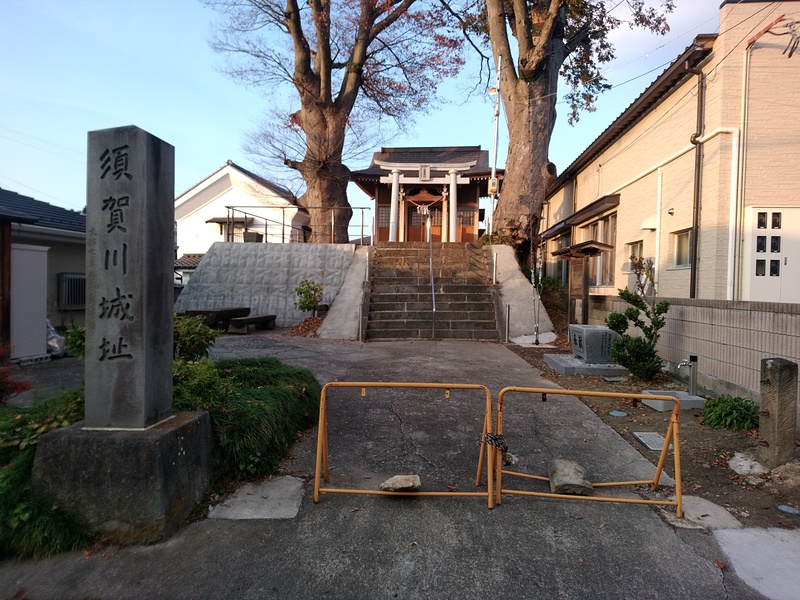 二階堂神社の脇にある須賀川城の城址碑