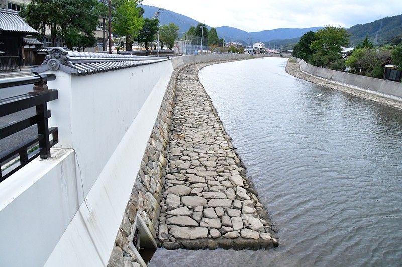 復元された川沿いの城壁と石垣
