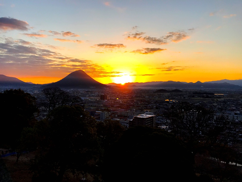 讃岐富士の横から初日の出