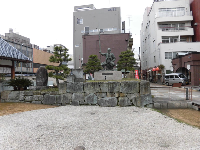 柴田勝家の像