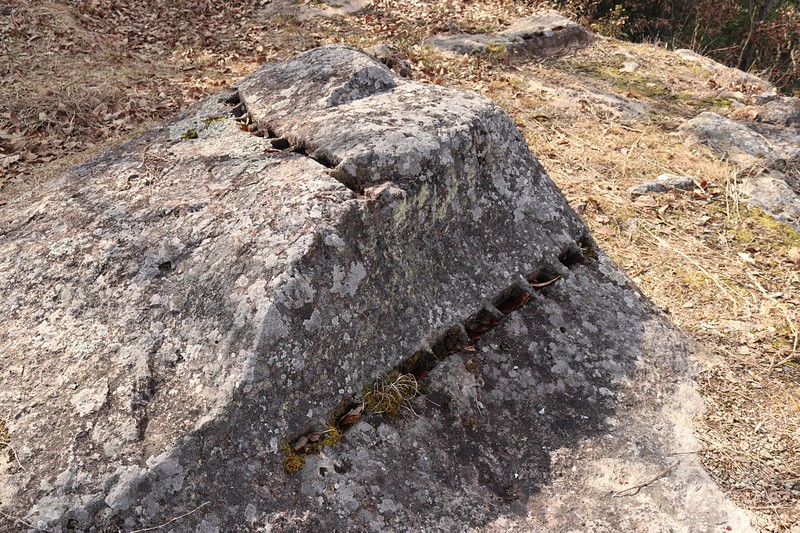 石切場跡の八畳岩。