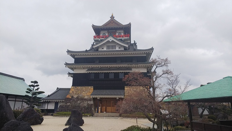 五分咲きの桜と清須城