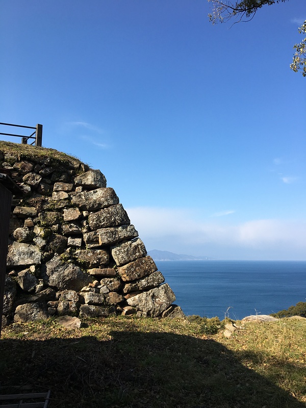 洲本城の石垣と海