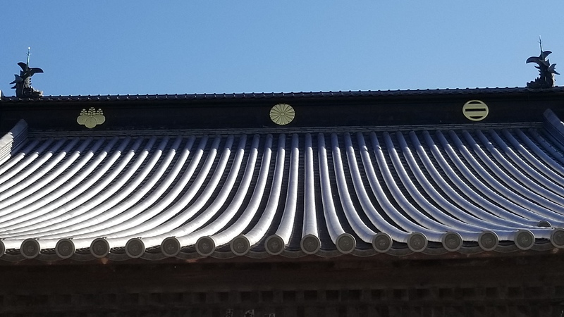 本堂屋根の家紋