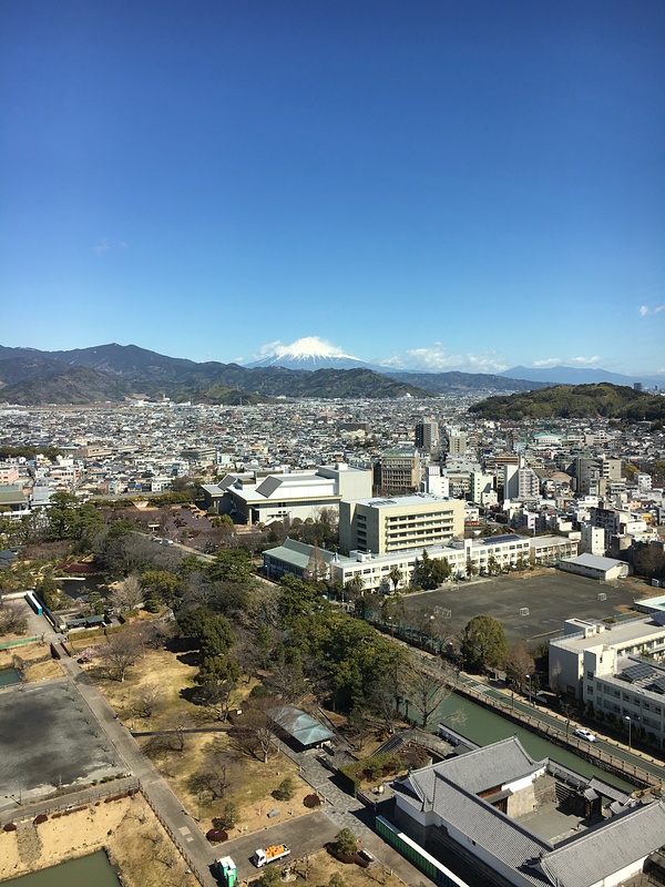 県庁別館展望台より東御門(復元)と富士山