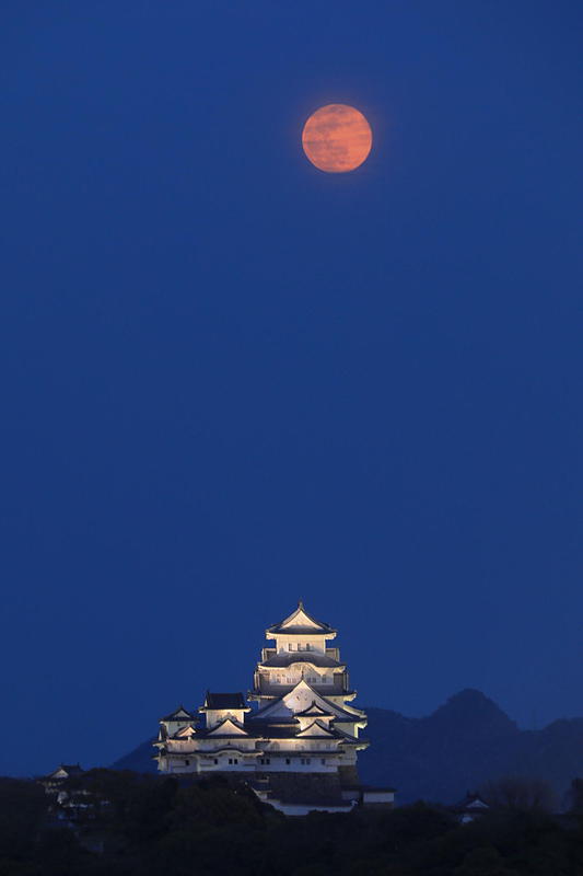 平成最後の満月と姫路城。