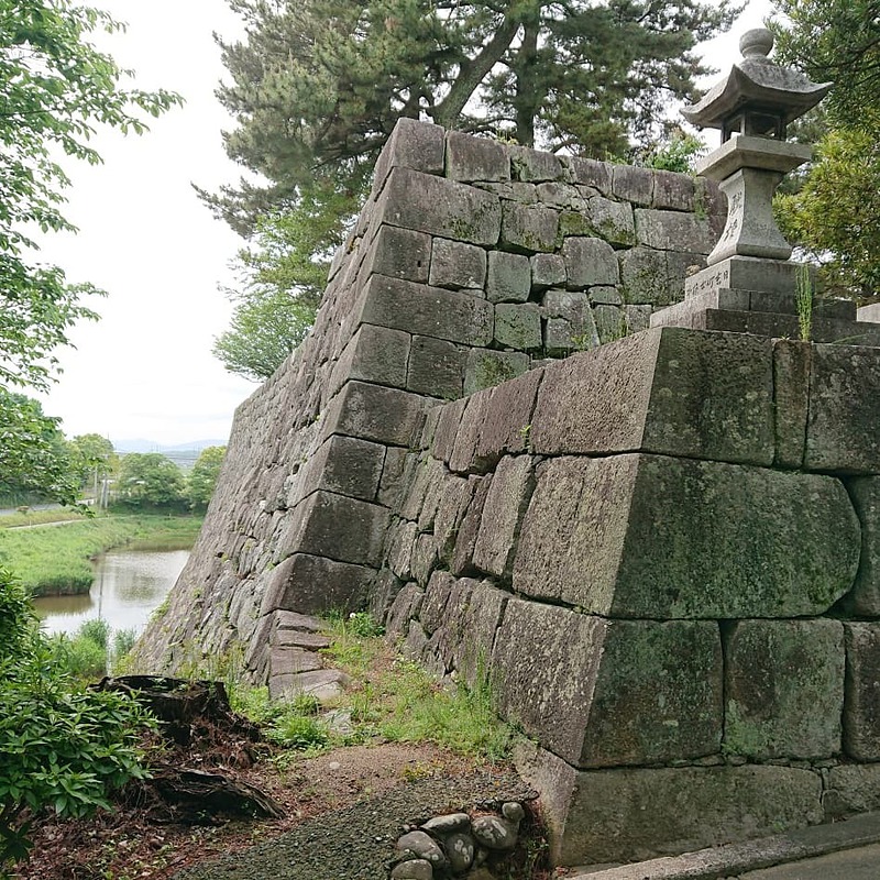 冠木御門と太鼓櫓の石垣