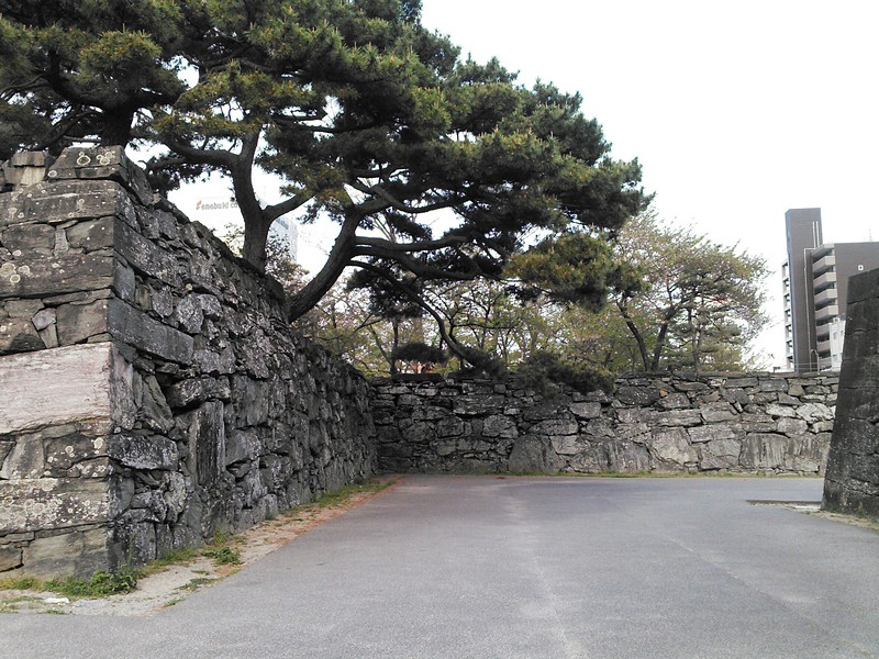 城の正面入口　枡形に設けられた石垣