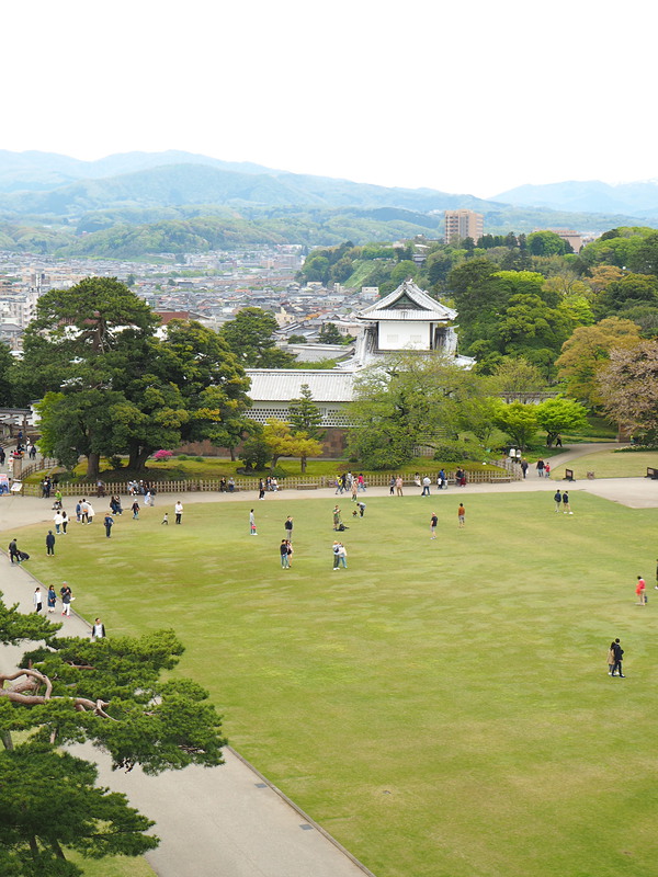 菱櫓内から見る三の丸広場と石川門