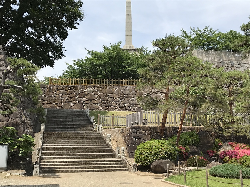 坂下門石垣と日本庭園そして謝恩碑