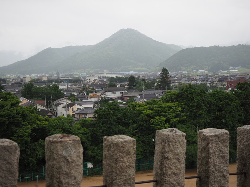篠山城天守台からの遠景（小雨）