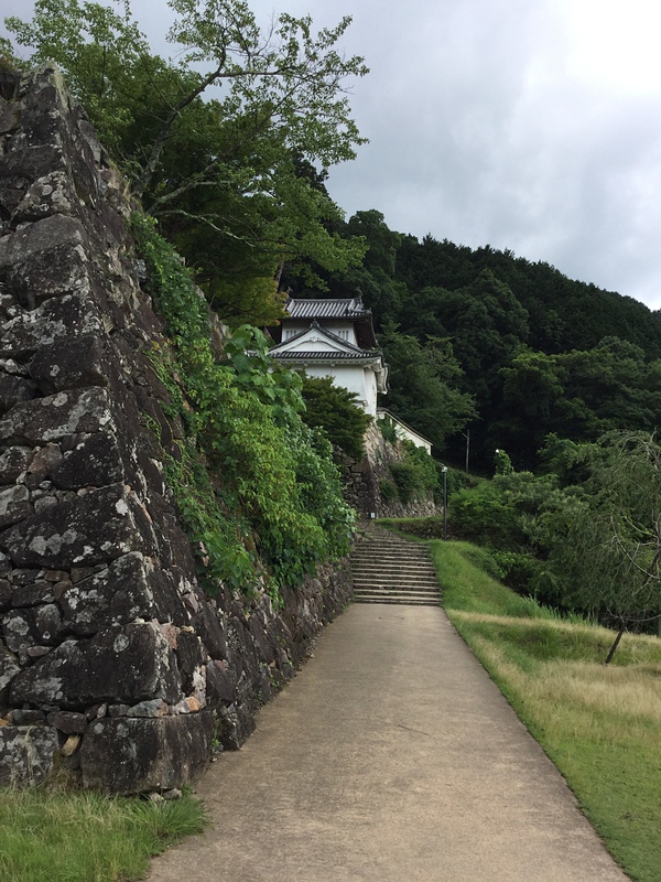 登城門を抜け、二の丸高石垣から隅櫓を見る