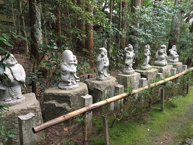 登り口にある七福神像