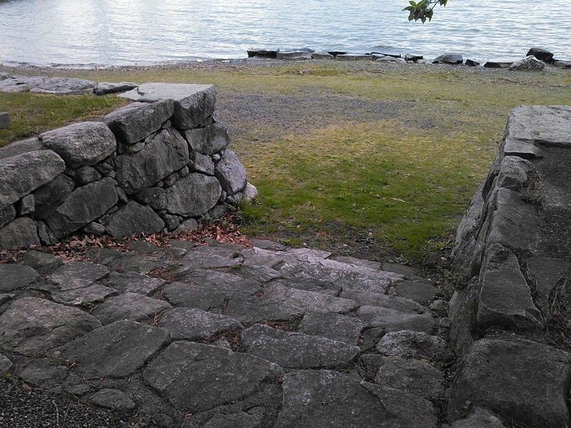 天守閣跡の石垣の石段部分から見える琵琶湖が心地よい。