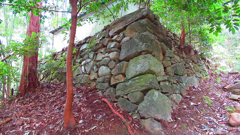 松平廟の下の石垣