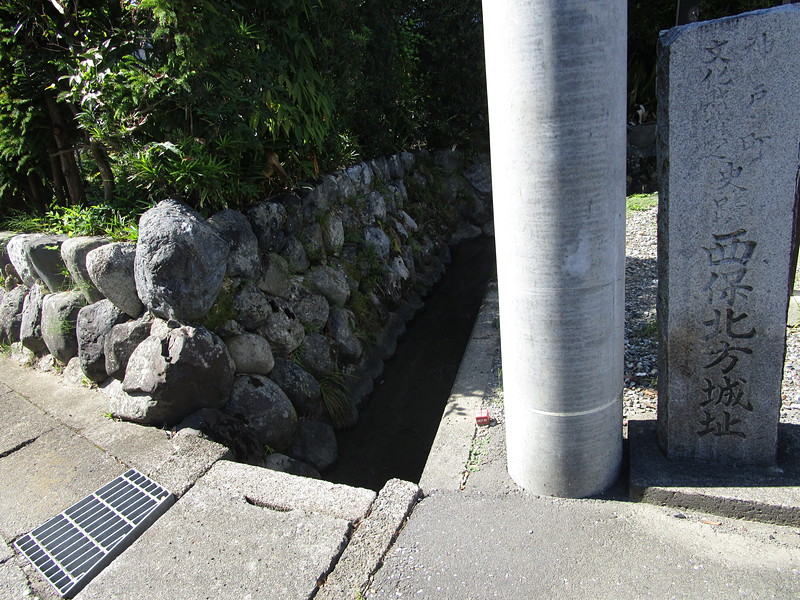 電柱の隣の石碑