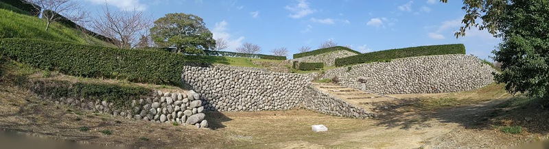 西の丸、本丸の南側石垣