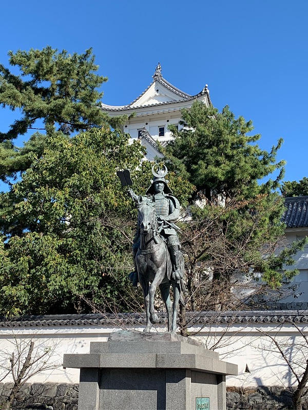 戸田氏鉄騎馬像と大垣城