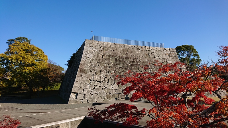 天守台と紅葉